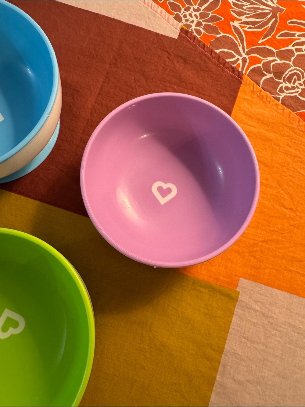 3 Munchkin Stay Put Suction Bowls & 2 Munchkin snack catcher containers - Picture 4 of 13